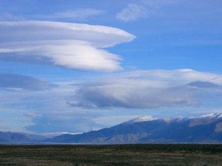 ニュージーランドでのレンズ雲の写真