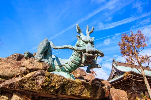 神社の龍の像の写真
